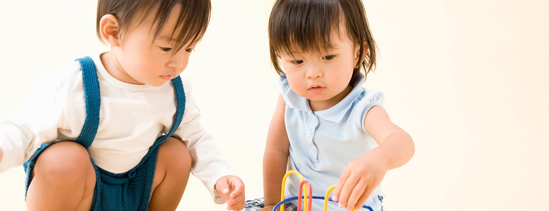 おもちゃで遊ぶ子供